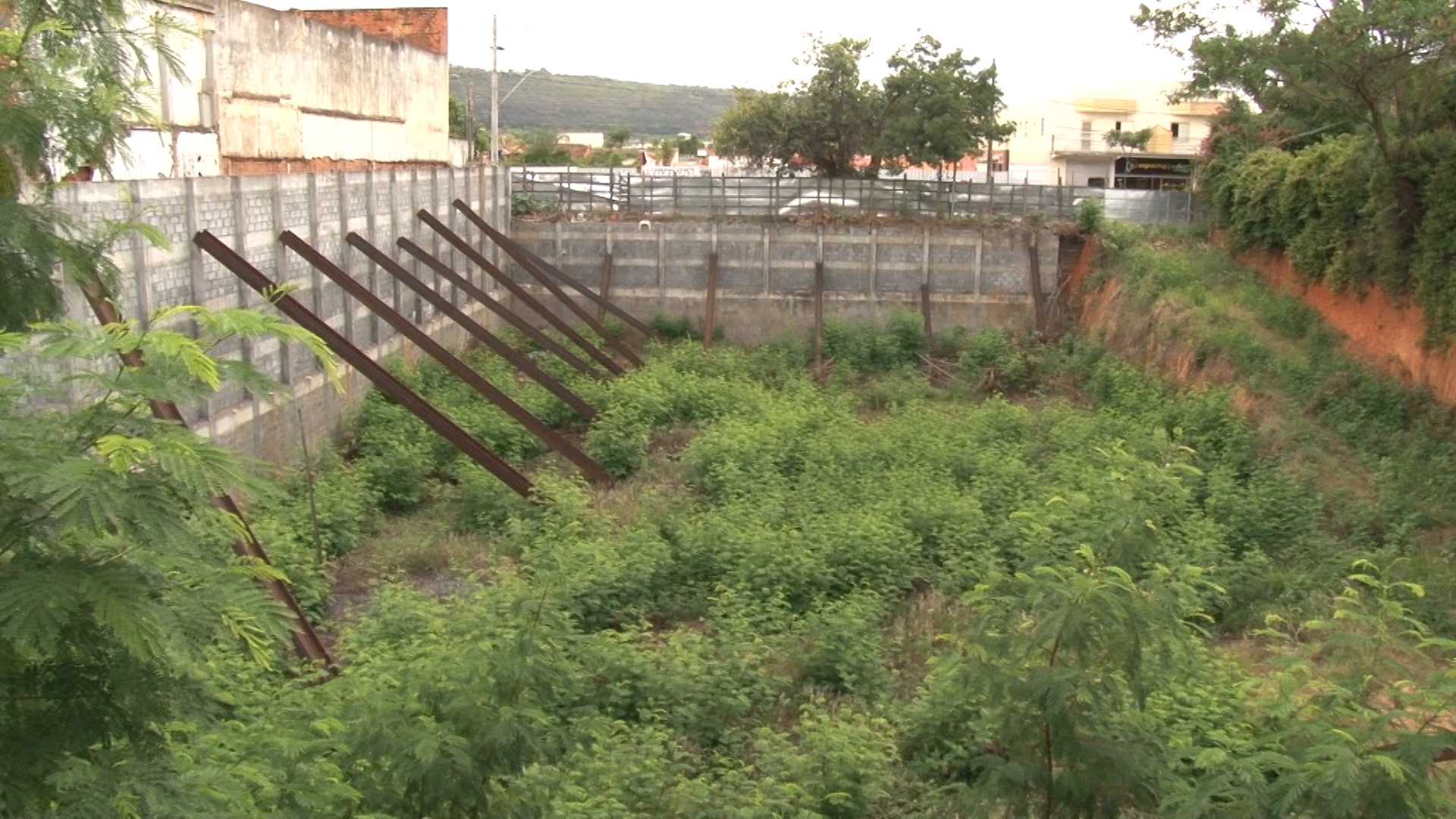 Obra parada: buraco causa preocupação